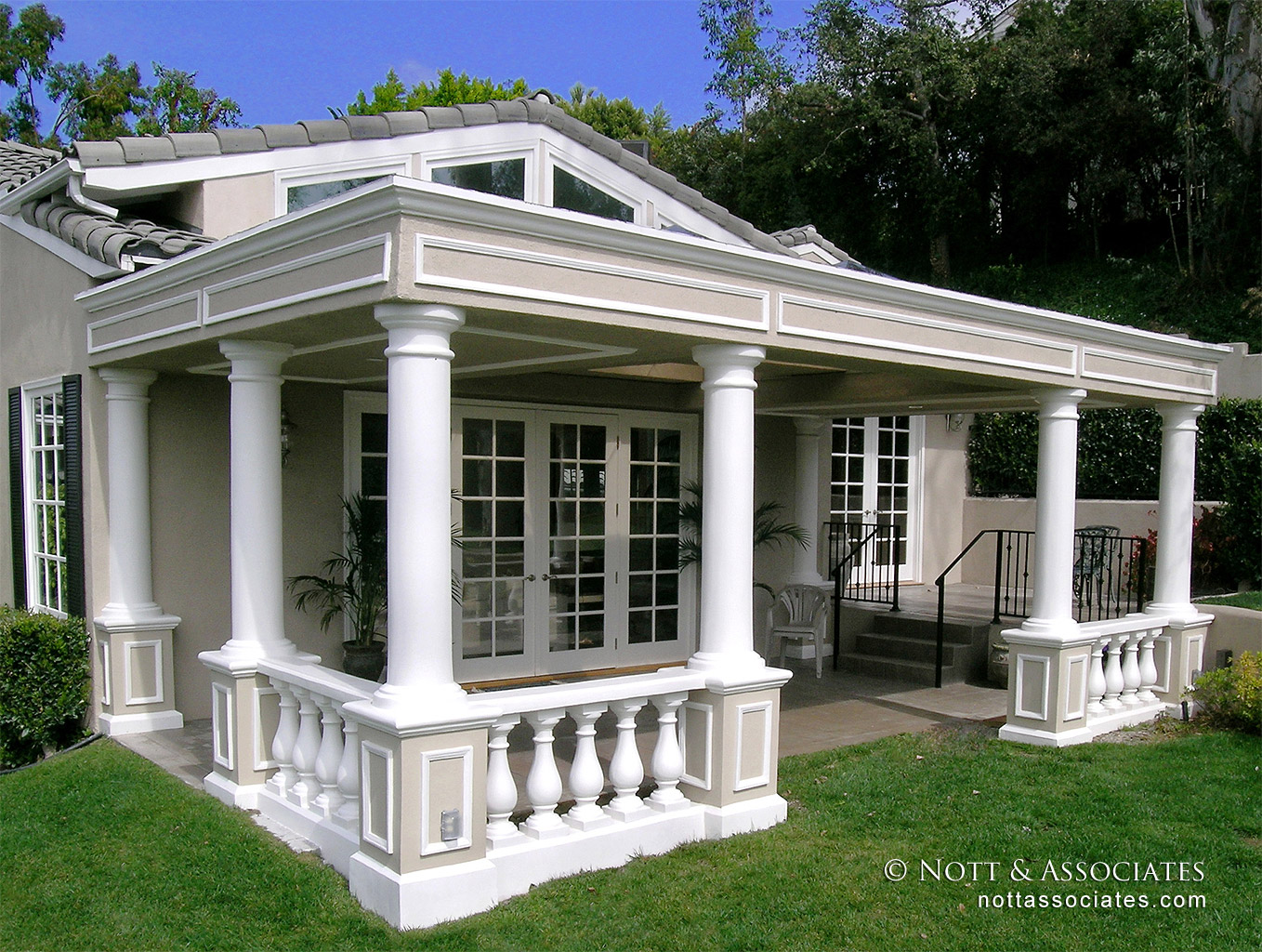 Colonial home backyard patio