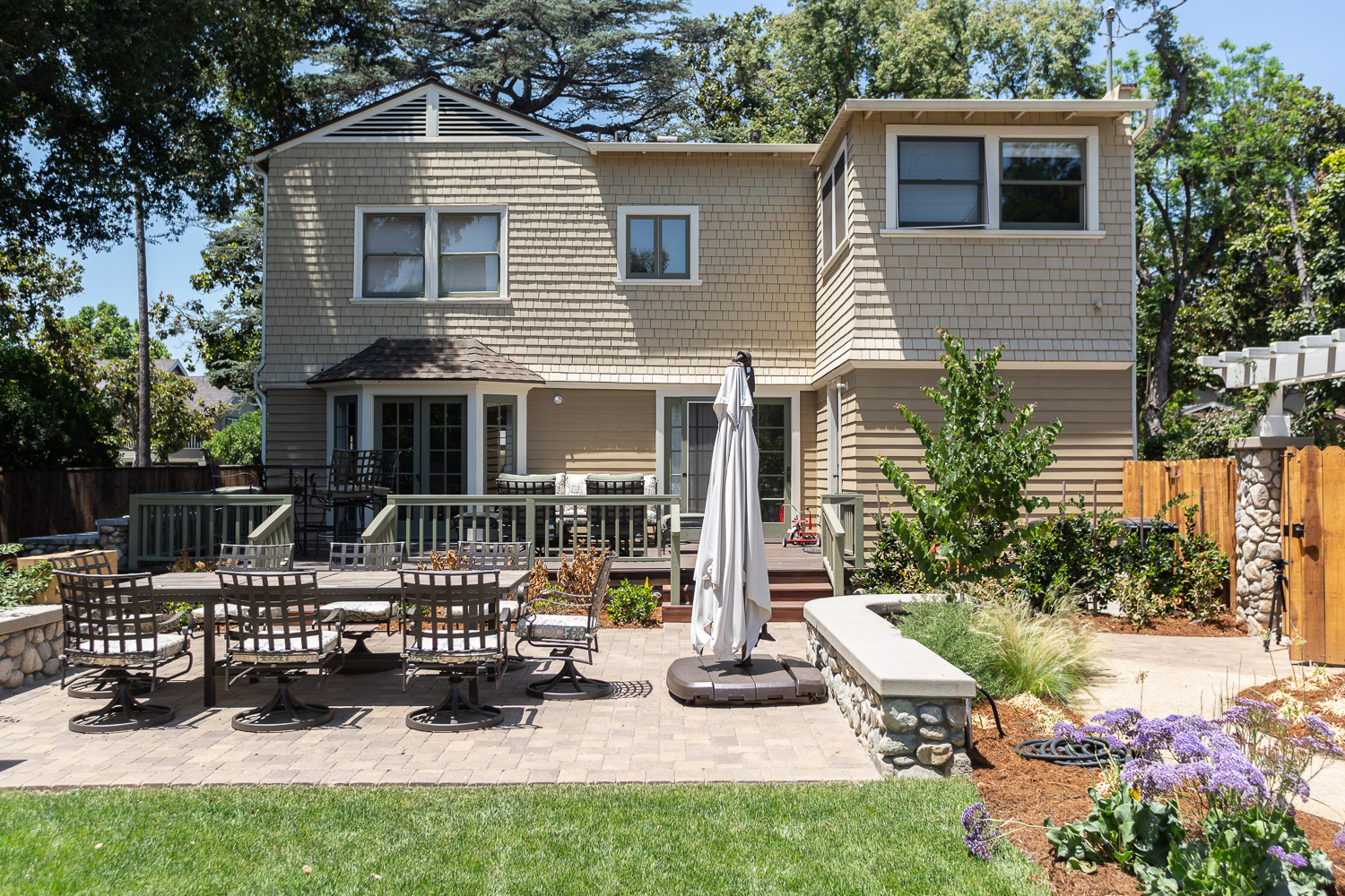 Outdoor living space with outdoor appliances, BBQ and lounge area