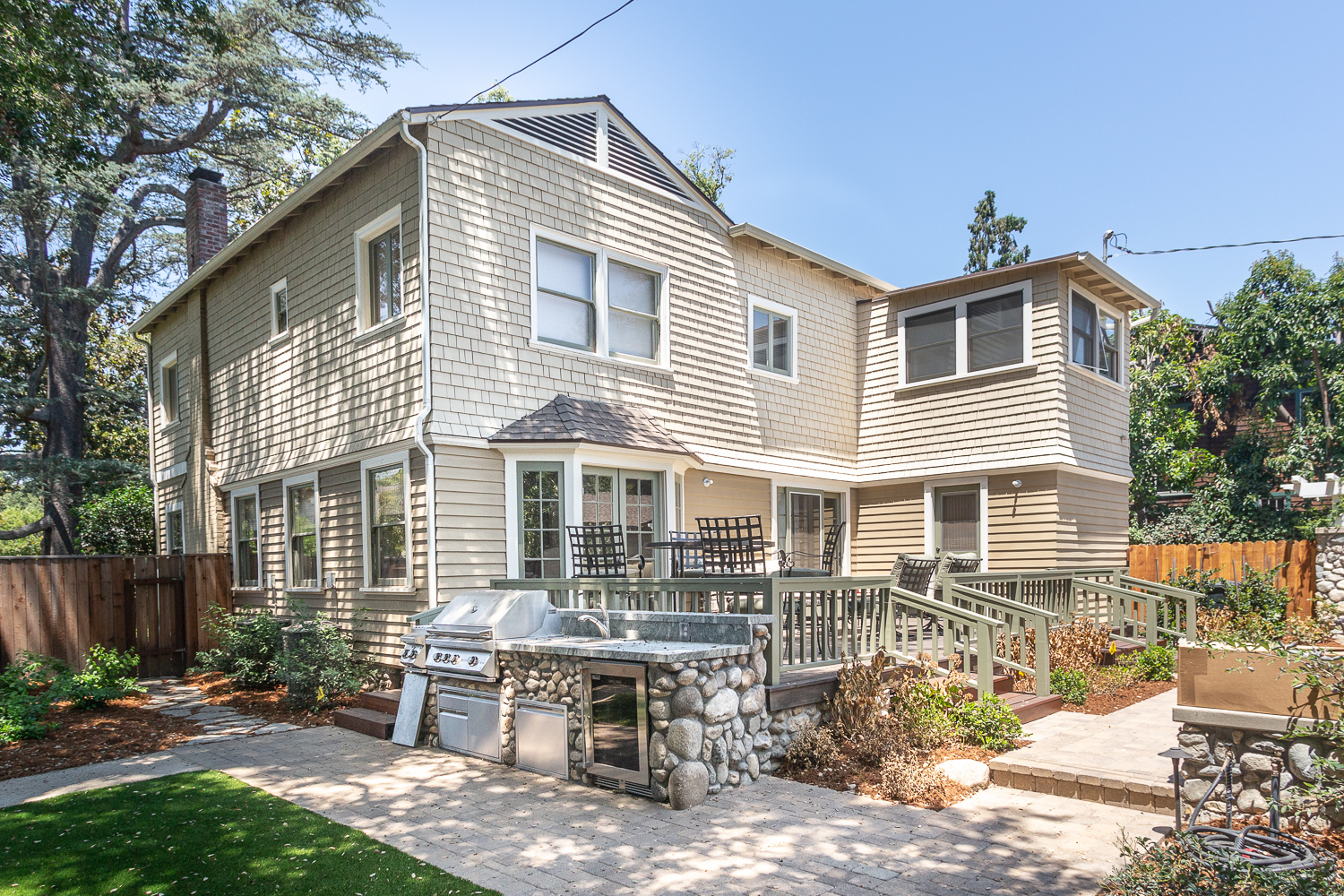 Outdoor living space with outdoor appliances, BBQ and lounge area