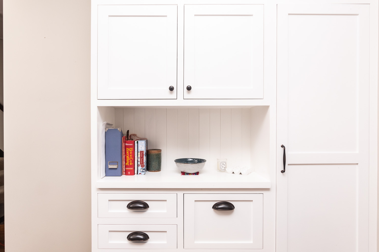 Kitchen cabinet with landus nitch